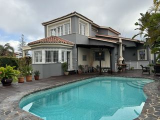 Chalet in Manantiales - Lagar - Cortijo. Fantastica villa con apartamento de invitados en zona baja de ur