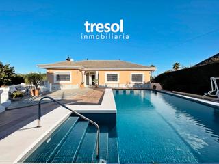Miete Chalet in Pinos de Alhaurín. Villa independiente disponible en junio, con piscina y pista de