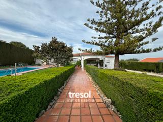 Xalet en Calle antequera 176. Villa en una sola planta, con apartamento independiente y garaje