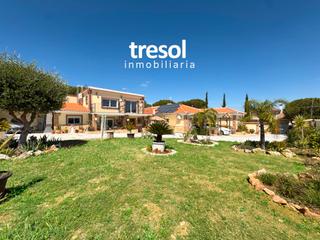 Chalet  Calle benahavís. Gran villa en una sola planta con piscina y casa de invitados.