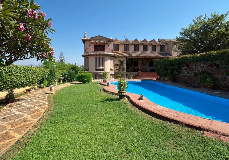 Foto a2b09671-7cdc-4961-8087-daeb349b6d38. Xalet amb xemeneia calefacció aparcament piscina a Alhaurín de la Torre