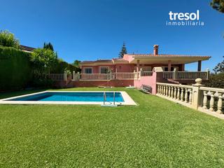 Chalet in Manantiales - Lagar - Cortijo. Villa en una sola planta, más semisótano, en inmejorable ubicaci