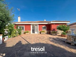 Chalet en Pinos de Alhaurín. Chalet con vistas en una sola planta más semisótano en zona medi