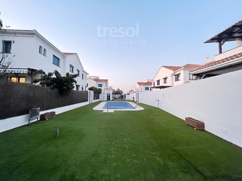 Foto bdd631ea-1c26-43f8-a4d7-17b59ef4982c. Casa aparellada amb aparcament piscina a Pinos de Alhaurín Alhaurín de la Torre