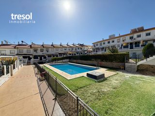 Chalet in Jardines de Alhaurín-Huerta Alta-Fuensanguínea. Impecable chalet adosado con gran terraza, sótano, 2 plazas de g