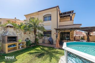 Chalet in Calle carlos saavedra lamas 1. Impresionante chalet pareado en taralpe – alhaurín de la torre