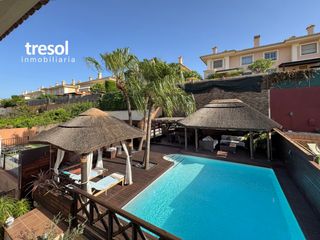 Casa pareada en Capellanía - Retamar. Gran pareado de excelentes calidades con excepcional jardín en u