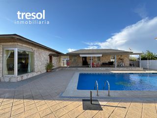 Xalet a Jardines de Alhaurín-Huerta Alta-Fuensanguínea. Exclusiva propiedad con dos viviendas independientes y gran pisc