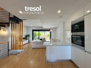 Casa adossada a Pinos de Alhaurín. Impecable chalet adosado con jardín privado y piscina comunitari