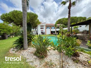 Xalet a Pinos de Alhaurín. Villa enclavada en un gran jardín muy cuidado y con total privac