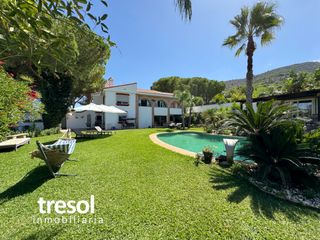 Xalet a Pinos de Alhaurín. Villa enclavada en un gran jardín muy cuidado y con total privac