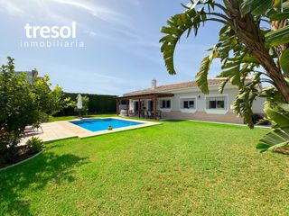 Chalet in Capellanía - Retamar. Impecable chalet independiente de una sola planta en excelente u