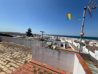 Casa a Conil. Casa para reformar a 400m de la playa, excelente ubicación.