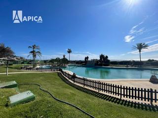 Appartement à Atlanterra. Piso en urb. atlanterra en 1 línea de playa, con terraza, garaje