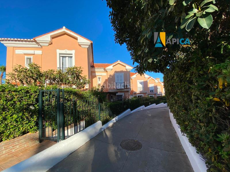 Foto eee4d6cd-8345-4740-b928-886c01fc35db. Casa adosada se vende chalet adosado en alcaidesa, la línea de la concepción en La Alcaidesa