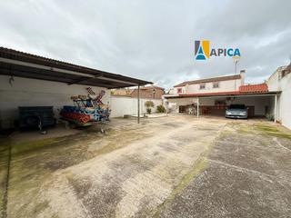 Casa adossada a Caballero Bonald-S. José Obrero-Guadalcacín. Chalet pareado de colono guadalcacin