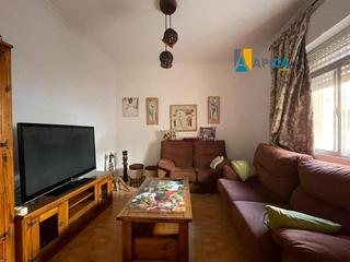 Casa adossada a San José-San Bernardo. Se vende casa a reformar en zona semicento de la línea de la con