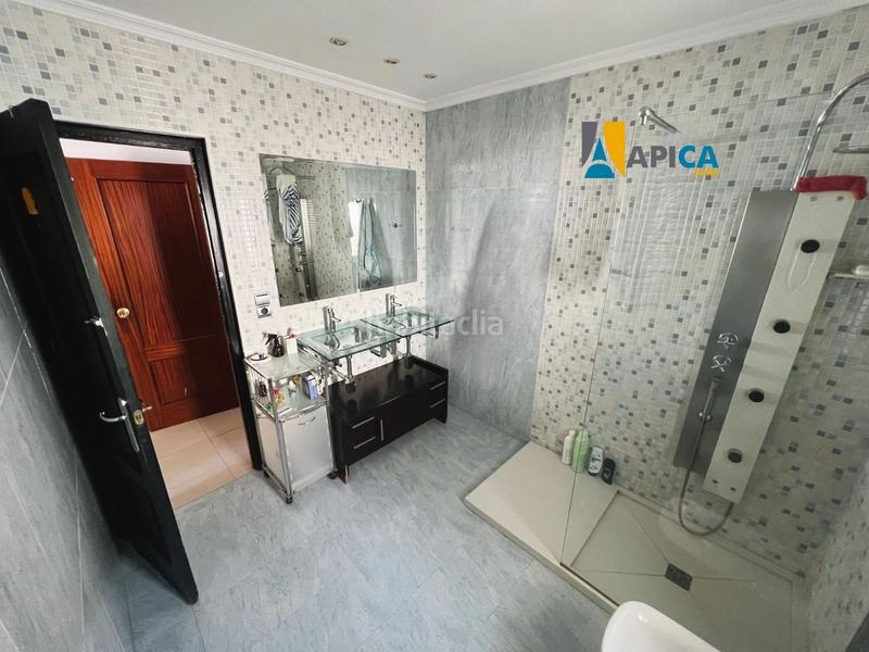 Foto e6be21a2-3752-4b9c-bf8a-77384e4f23e9. Casa adossada amb aparcament piscina a Barrios (Los)