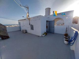 Casa a Conil. Casa con amplia terraza a 5 minutos de la playa los bateles.