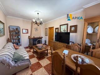 Casa a San García. Casa independiente que consta de 3 dormitorios, 1 baño, salón, c