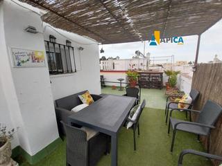 Casa adossada a Centro. Casa adosada en puerto real con gran terraza, a 700m. del mar.