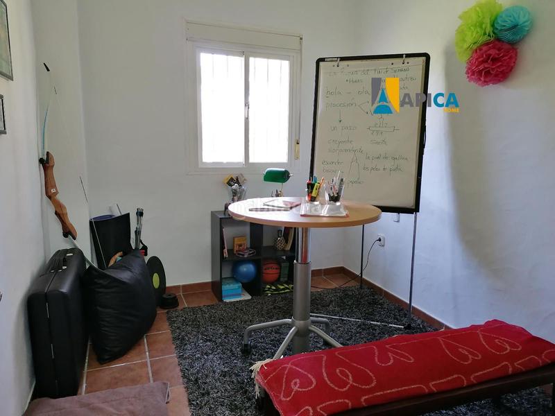 Foto 4ff59418-2005-4540-95fb-9ba5245f9f35. Chalet con riscaldamento parcheggio piscina in Las Lagunas - Campano Chiclana de la Frontera