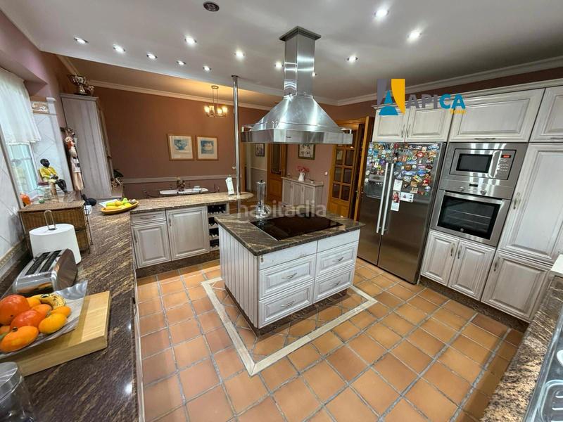 Foto f2846d99-0341-47d3-acd2-15716c08c7c6. Chalet avec chauffage parking piscine dans Centro-San Felipe-Huerta Fava Línea de la Concepción (La)