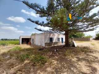 Chalet in Barrio Nuevo. Parcela segregada con casa de 137m a reformar  en barrio nuevo c