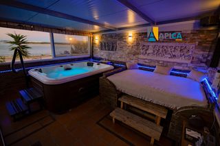 Appartement à Barriada Río San Pedro. Piso con terraza chillout, sauna y jacuzzi en el río san pedro!