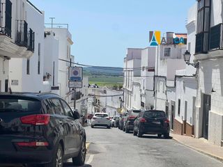 Car parking in Conil. Localalmacén con luz de 54 m en el centro de conil