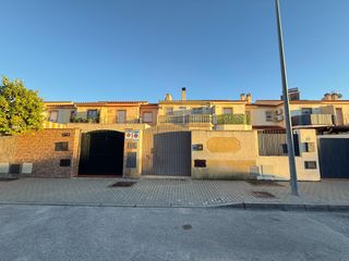 Casa in Caballero Bonald-S. José Obrero-Guadalcacín. Santa teresa 279.500