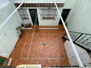 Casa a Centro. Casa en una sola planta con azotea propia en el centro.