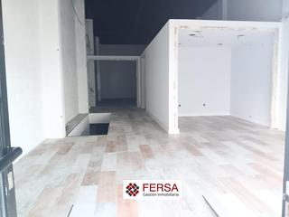 Location Local commercial à El Juncal - Vallealto. Alquiler de local comercial con sotano en parque del vino fino