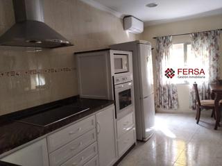 Casa a Crevillet. Casa independiente de dos plantas junto a la plaza de la noria