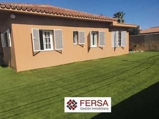 Chalet in Los Gallos. Oportunidad son dos parcelas unidas de 500 m2 cada una, en una d