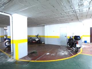 Parking coche  Calle poeta nieto. Aparcar cerca de donde vives, es un lujo en cádiz