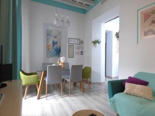 Piso en La Caleta - La Viña. Vivienda reformada con local junto al mercado central