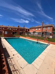 Semi detached house in Las Canteras. Adosado reformado con piscina comunitaria, junto a la naturaleza