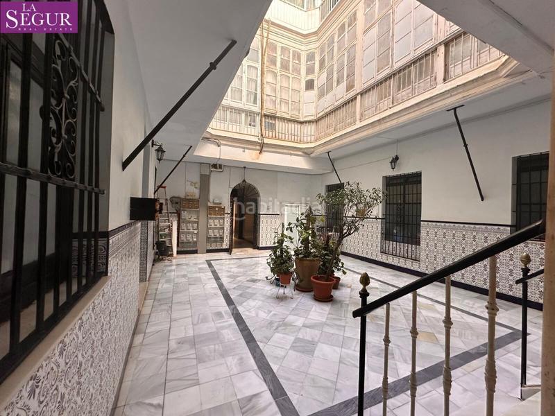 Foto 0cf17c3a-8f78-4753-89eb-8904638af3c2. Local comercial local en venta centro historico en Cádiz