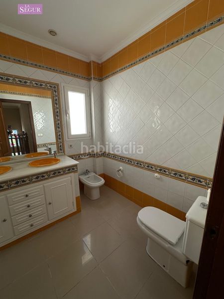 Foto b910513d-41c4-4dc6-b059-1188a4e935af. Casa amb aparcament a Conil Conil de la Frontera