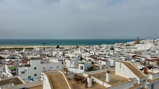 Appartement à Conil. Espectacular piso con tres dormitorios, terraza, vistas al mar y