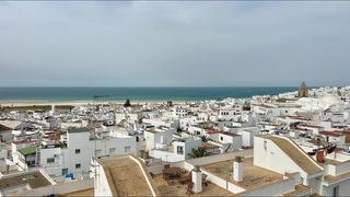 Etagenwohnung in Conil. Espectacular piso con tres dormitorios, terraza, vistas al mar y