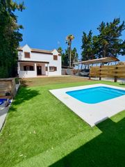Chalet  De los atravesados. Conjunto de casas y parking de autocaravanas en el palmar