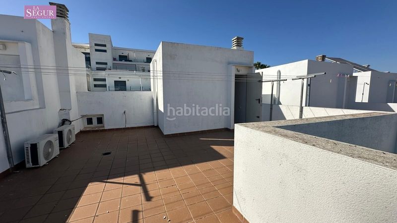 Foto c33c662a-198e-4280-bd8c-6c1418be1dc6. Casa adossada amb aparcament piscina a Conil Conil de la Frontera