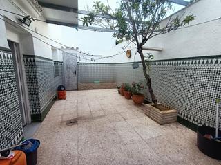 Maison jumelée à Núcleo urbano. Casa unifamiliar en el mayorazgo con patio y azotea