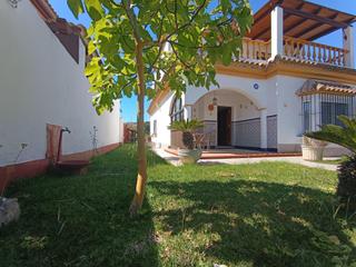 Chalet in Sancti Pietri. Chalet de 4 dormitorios en costa sancti petri