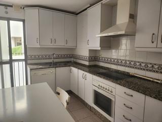 Pis a Hornos Púnicos. Piso de 3 dormitorios y 2 baños en el centro