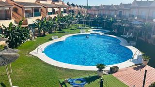 Casa adossada a Los Gallos. Unifamiliar de 2 dormitorios a 1.300 metros de la playa la barro