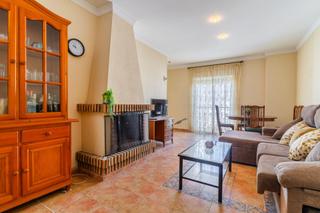Casa a schiera in Núcleo urbano. Casa independiente con garaje y patio en el mayorazgo