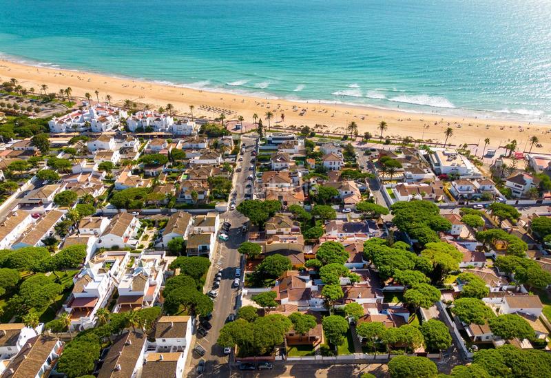 Foto 621d4bb4-c425-4013-8b65-d3e3a61f945d. Chalet avec parking dans La Barrosa Chiclana de la Frontera